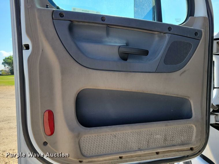 image for item DZ6639 2015 Freightliner  Cascadia  semi truck