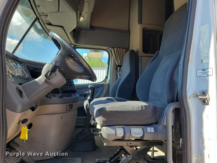 image for item DZ6639 2015 Freightliner  Cascadia  semi truck