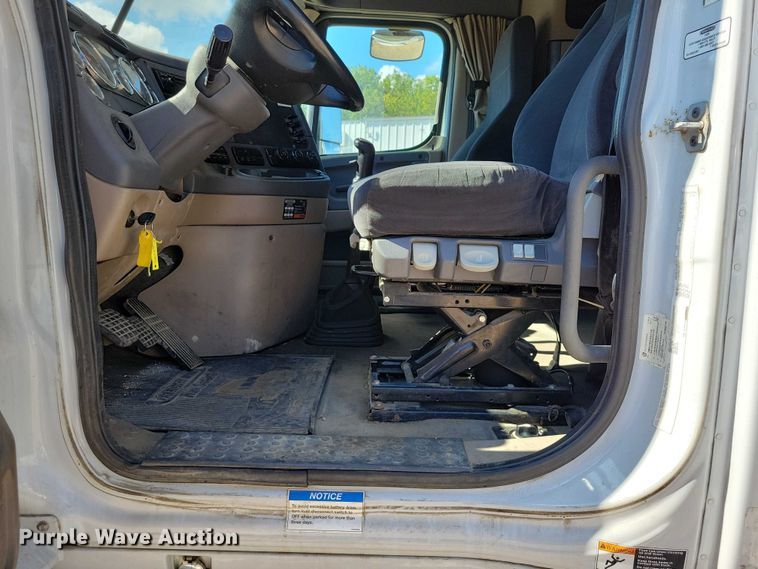 image for item DZ6639 2015 Freightliner  Cascadia  semi truck