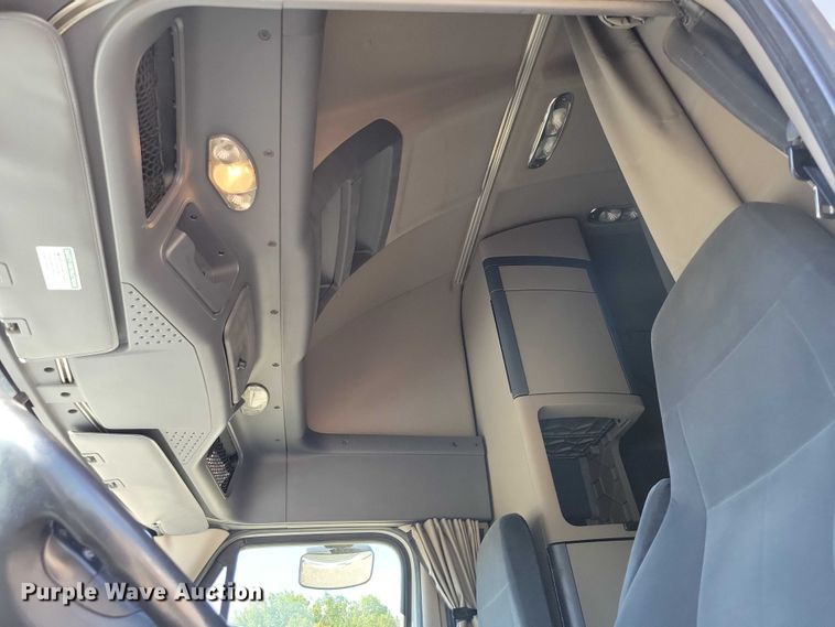 image for item DZ6639 2015 Freightliner  Cascadia  semi truck