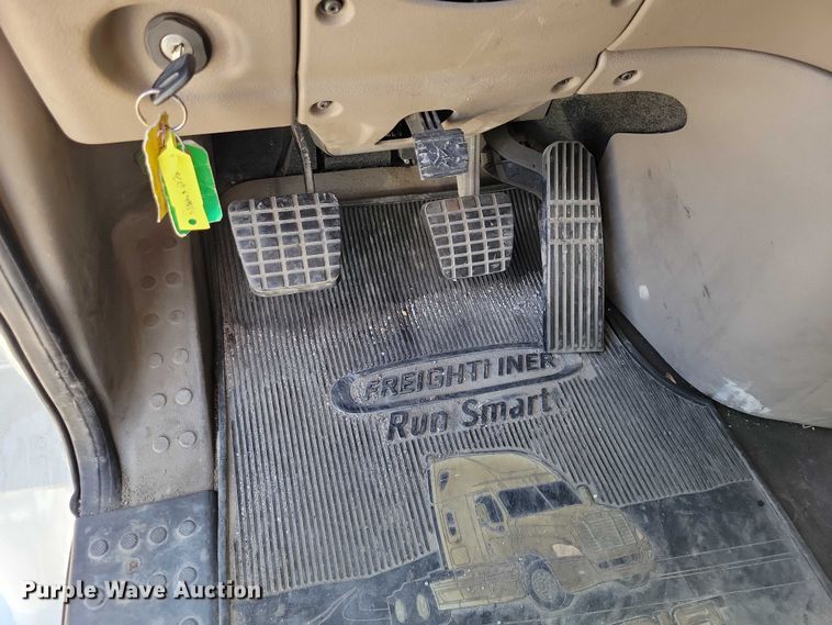 image for item DZ6639 2015 Freightliner  Cascadia  semi truck