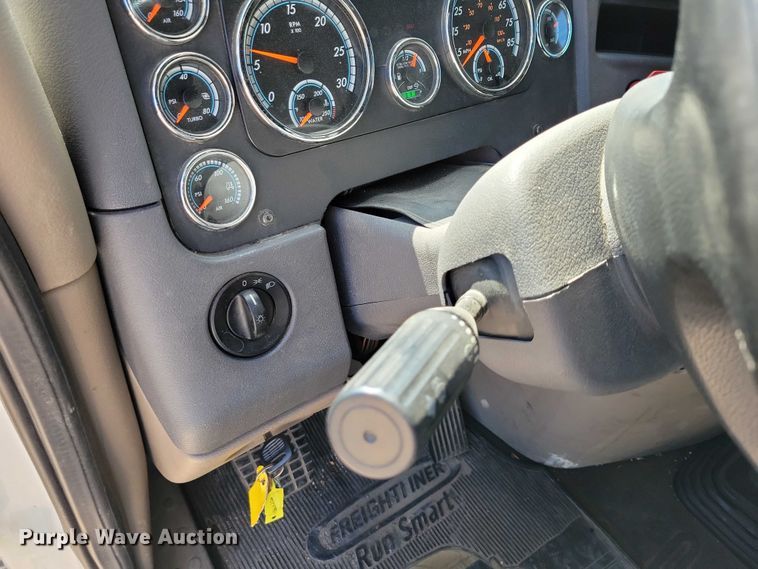 image for item DZ6639 2015 Freightliner  Cascadia  semi truck