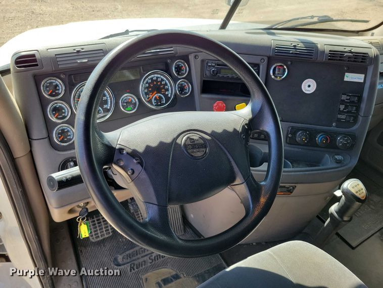 image for item DZ6639 2015 Freightliner  Cascadia  semi truck