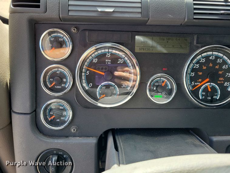 image for item DZ6639 2015 Freightliner  Cascadia  semi truck