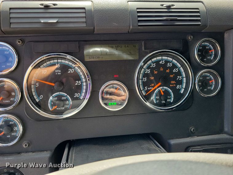 image for item DZ6639 2015 Freightliner  Cascadia  semi truck