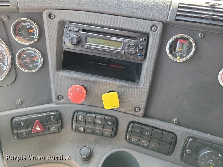 image for item DZ6639 2015 Freightliner  Cascadia  semi truck