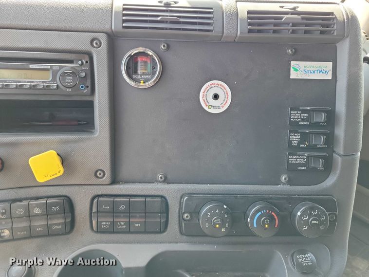 image for item DZ6639 2015 Freightliner  Cascadia  semi truck