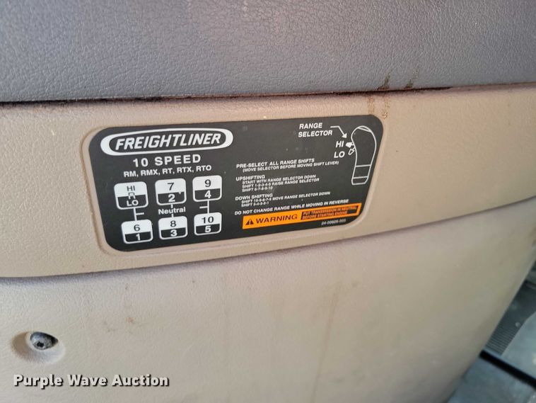 image for item DZ6639 2015 Freightliner  Cascadia  semi truck