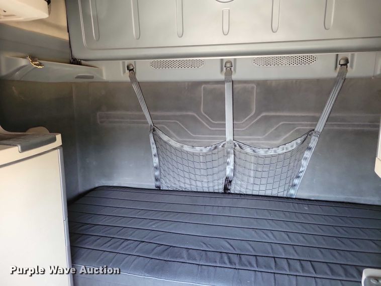 image for item DZ6639 2015 Freightliner  Cascadia  semi truck