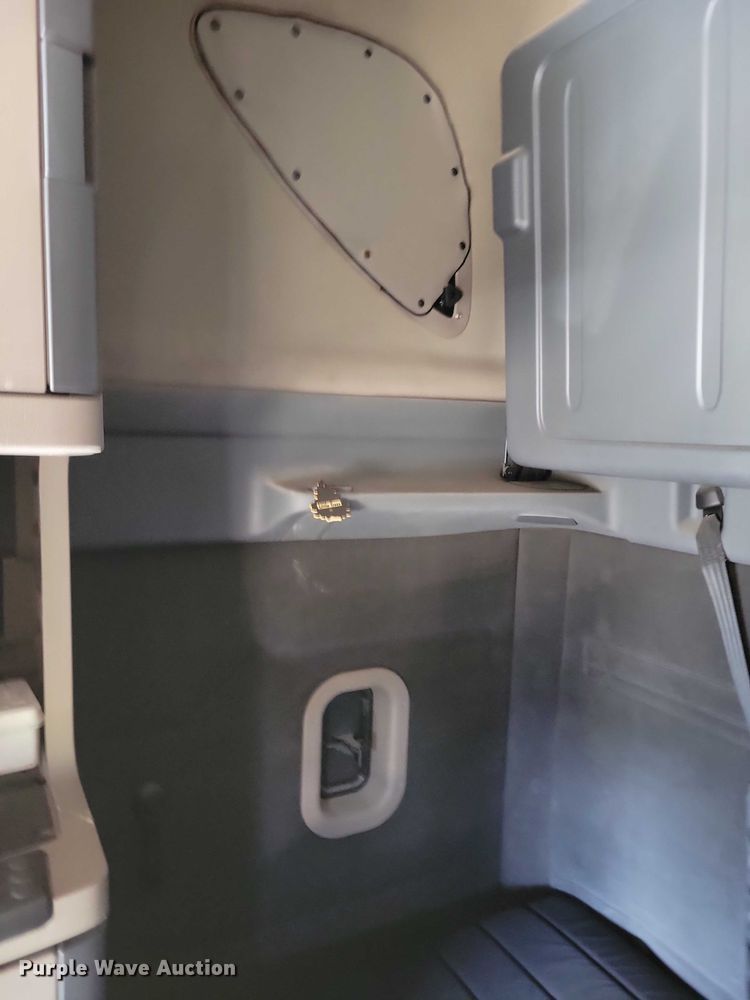 image for item DZ6639 2015 Freightliner  Cascadia  semi truck