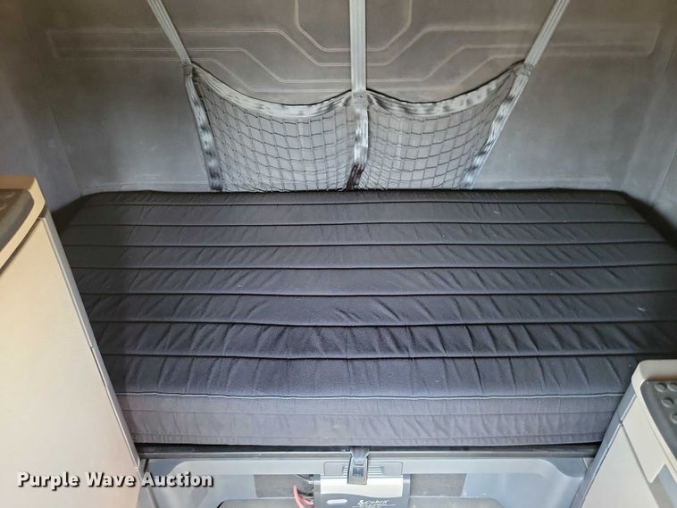 image for item DZ6639 2015 Freightliner  Cascadia  semi truck