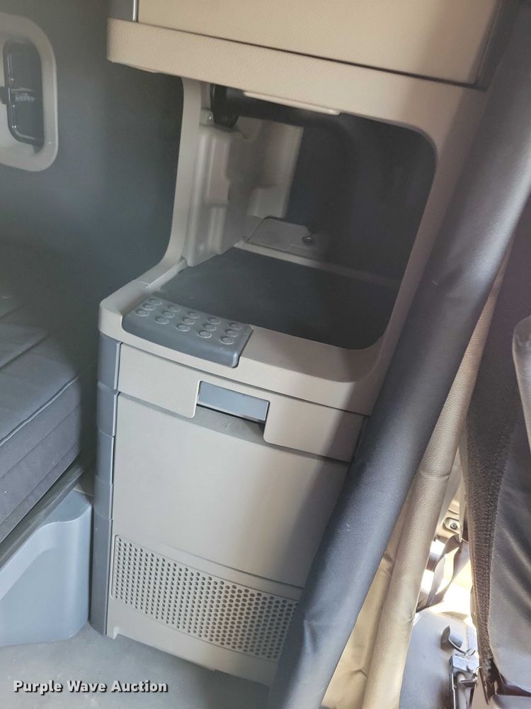 image for item DZ6639 2015 Freightliner  Cascadia  semi truck