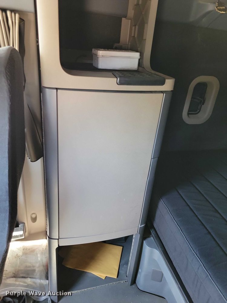 image for item DZ6639 2015 Freightliner  Cascadia  semi truck