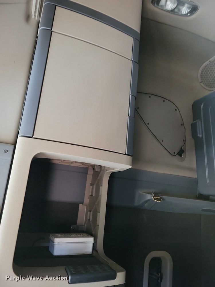 image for item DZ6639 2015 Freightliner  Cascadia  semi truck