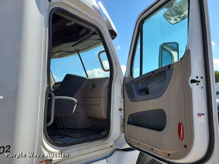 image for item DZ6639 2015 Freightliner  Cascadia  semi truck