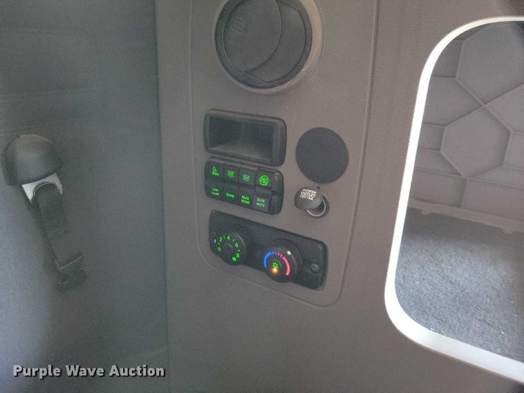 image for item DZ6639 2015 Freightliner  Cascadia  semi truck