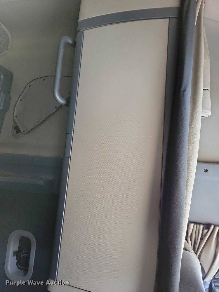 image for item DZ6639 2015 Freightliner  Cascadia  semi truck