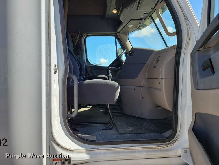 image for item DZ6639 2015 Freightliner  Cascadia  semi truck
