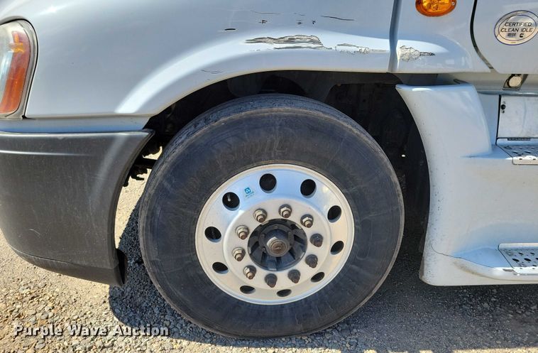 image for item DZ6639 2015 Freightliner  Cascadia  semi truck