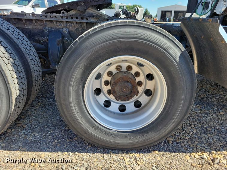 image for item DZ6639 2015 Freightliner  Cascadia  semi truck