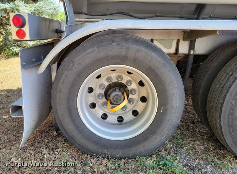 image for item DZ6640 2005 Brenner Tank LLC tank trailer