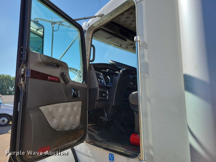 image for item DZ6641 2013 Kenworth  T800 box truck