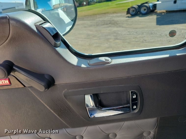 image for item DZ6641 2013 Kenworth  T800 box truck