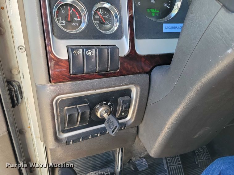 image for item DZ6641 2013 Kenworth  T800 box truck