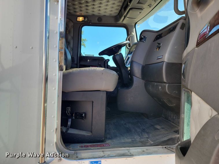 image for item DZ6641 2013 Kenworth  T800 box truck