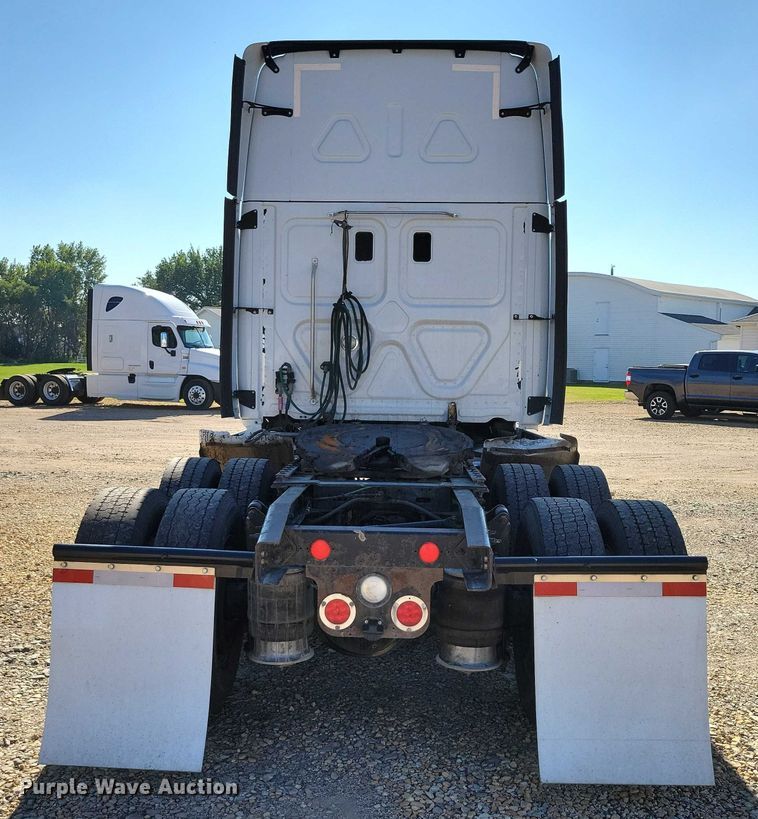 image for item DZ6642 2015 Freightliner  Cascadia semi truck