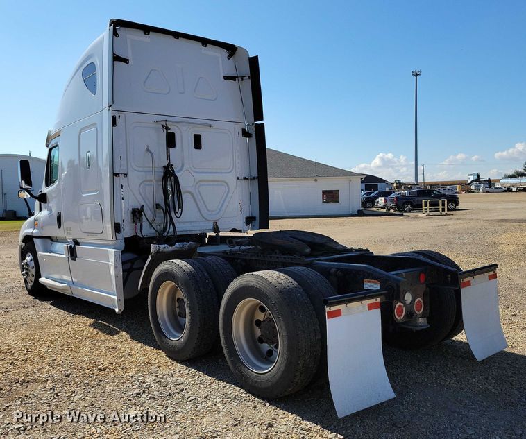 image for item DZ6642 2015 Freightliner  Cascadia semi truck