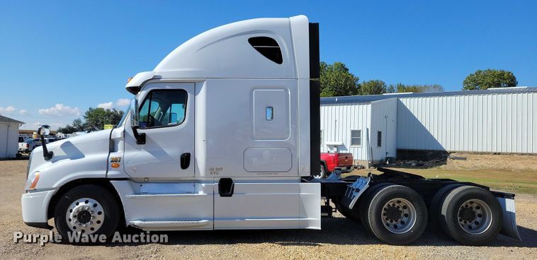 image for item DZ6642 2015 Freightliner  Cascadia semi truck