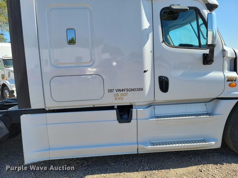 image for item DZ6642 2015 Freightliner  Cascadia semi truck