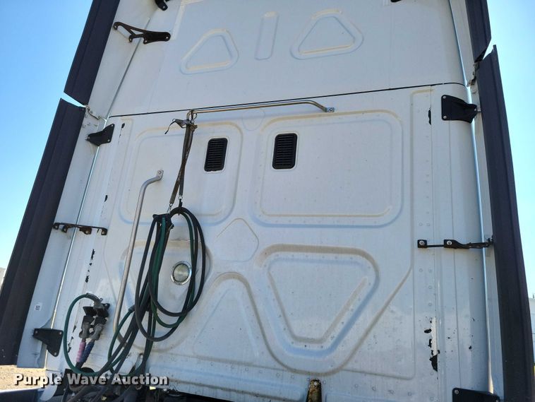 image for item DZ6642 2015 Freightliner  Cascadia semi truck