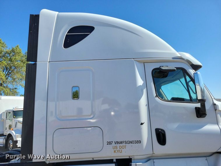 image for item DZ6642 2015 Freightliner  Cascadia semi truck