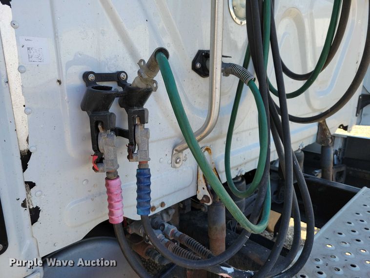 image for item DZ6642 2015 Freightliner  Cascadia semi truck