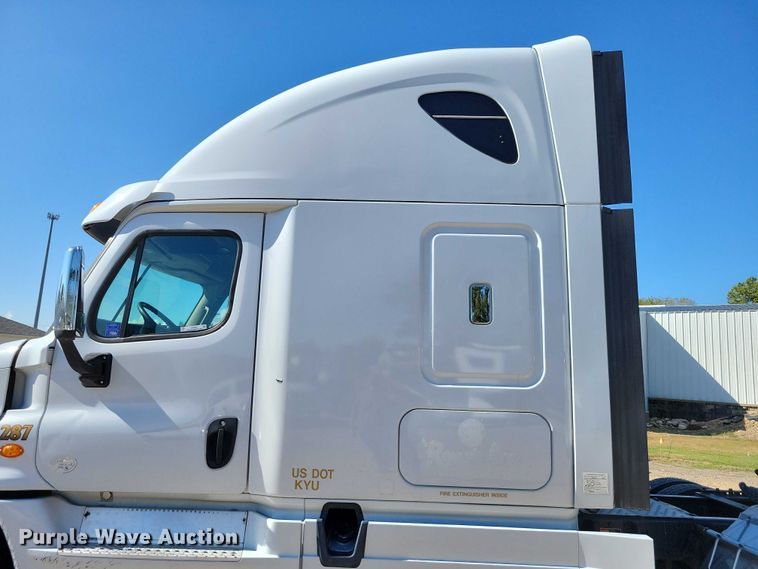 image for item DZ6642 2015 Freightliner  Cascadia semi truck