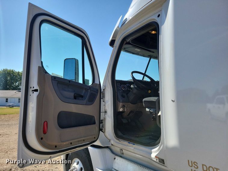 image for item DZ6642 2015 Freightliner  Cascadia semi truck