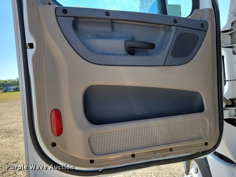 image for item DZ6642 2015 Freightliner  Cascadia semi truck