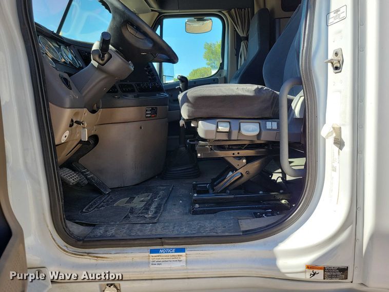 image for item DZ6642 2015 Freightliner  Cascadia semi truck