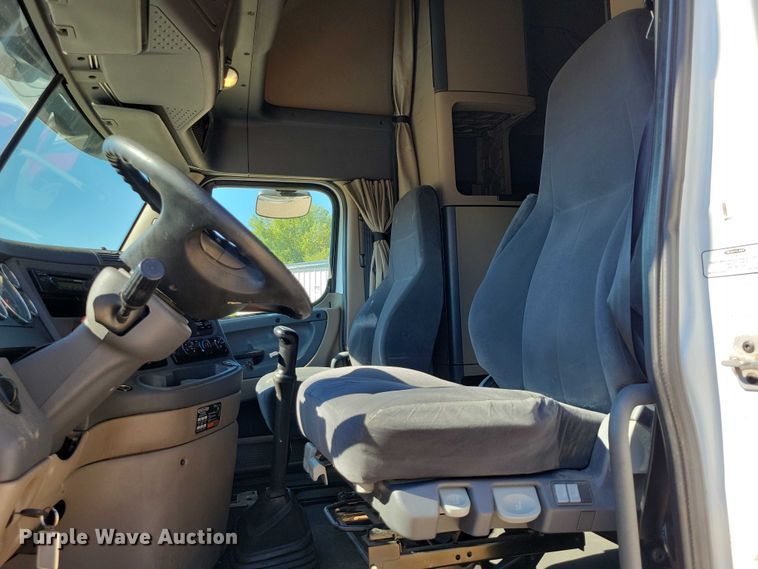 image for item DZ6642 2015 Freightliner  Cascadia semi truck