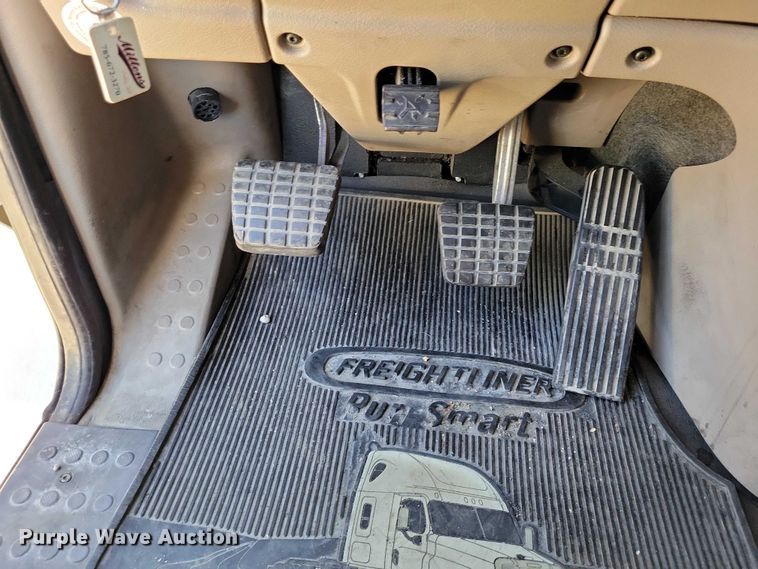 image for item DZ6642 2015 Freightliner  Cascadia semi truck