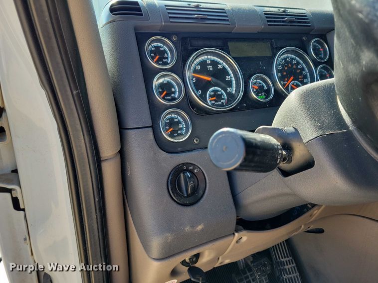 image for item DZ6642 2015 Freightliner  Cascadia semi truck