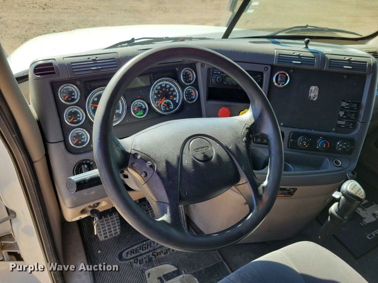 image for item DZ6642 2015 Freightliner  Cascadia semi truck