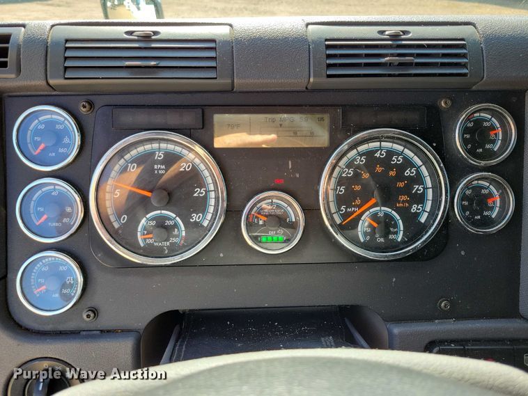 image for item DZ6642 2015 Freightliner  Cascadia semi truck