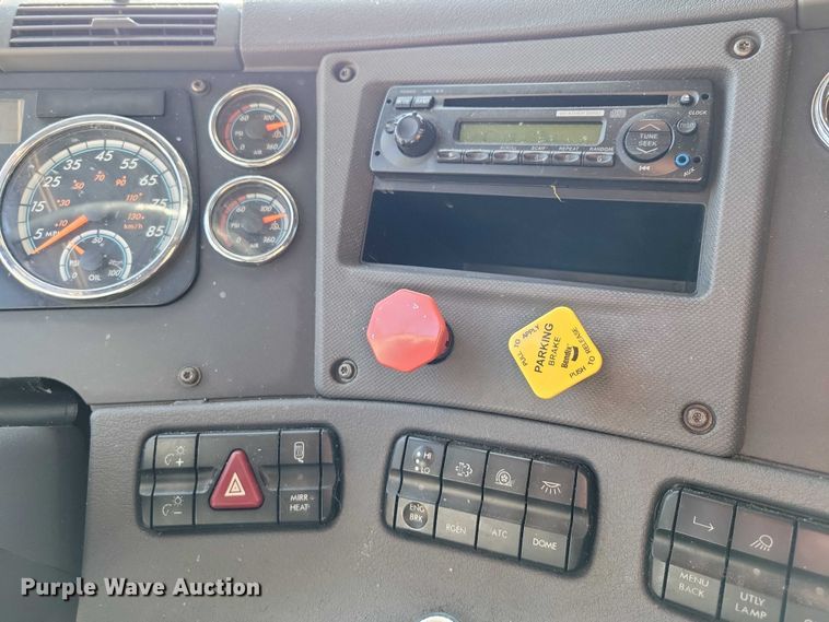 image for item DZ6642 2015 Freightliner  Cascadia semi truck