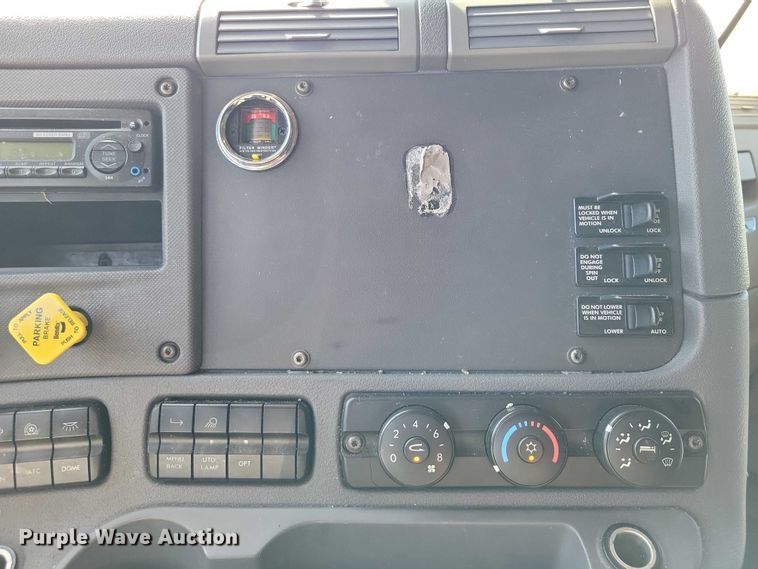 image for item DZ6642 2015 Freightliner  Cascadia semi truck