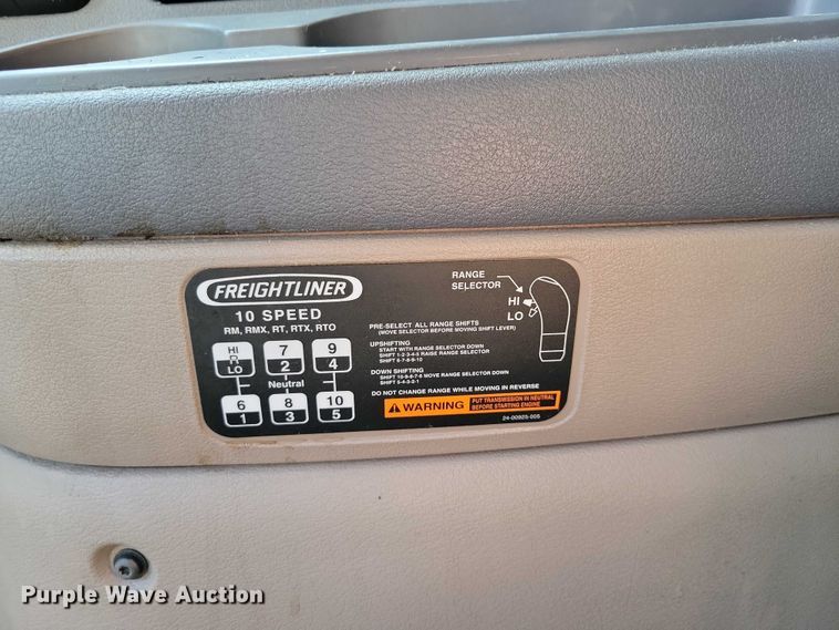 image for item DZ6642 2015 Freightliner  Cascadia semi truck