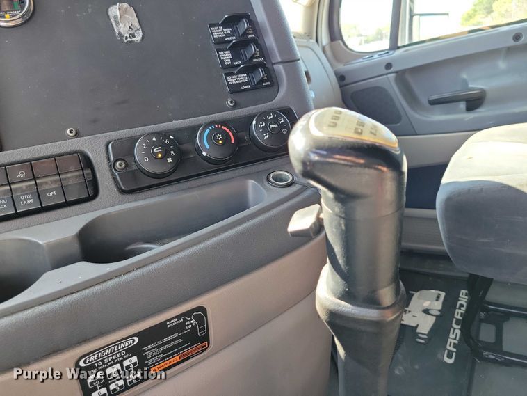 image for item DZ6642 2015 Freightliner  Cascadia semi truck