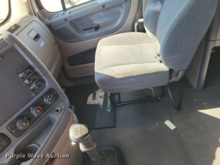 image for item DZ6642 2015 Freightliner  Cascadia semi truck